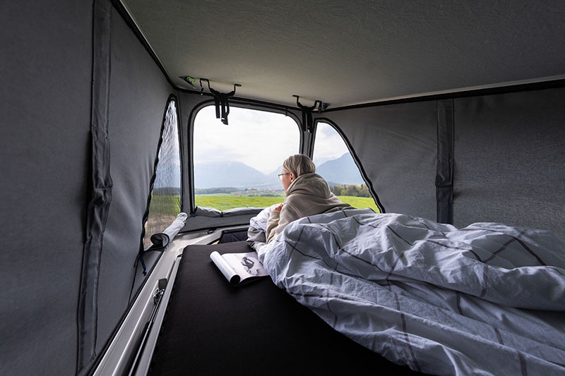 Schlaffläche im Aufstelldach des Pössl Campstar Campervan.