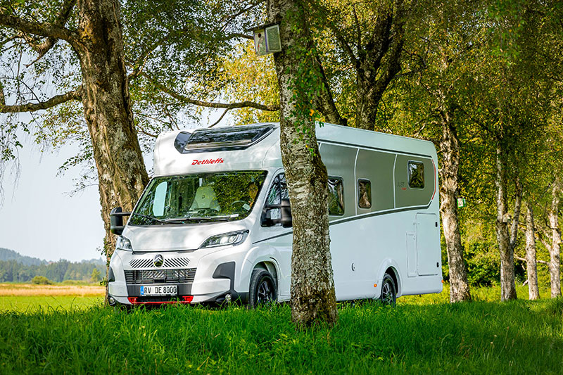 Dethleffs Wohnmobil. Außenaufnahme auf Feldweg.