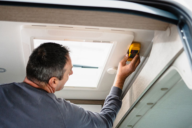 Dachfenstereinbau in der Caravan-Werkstatt Seltenhofer in Regensburg