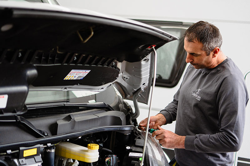 Service an einem Wohnmobil in der Werkstatt von Seltenhofer in Regensburg.