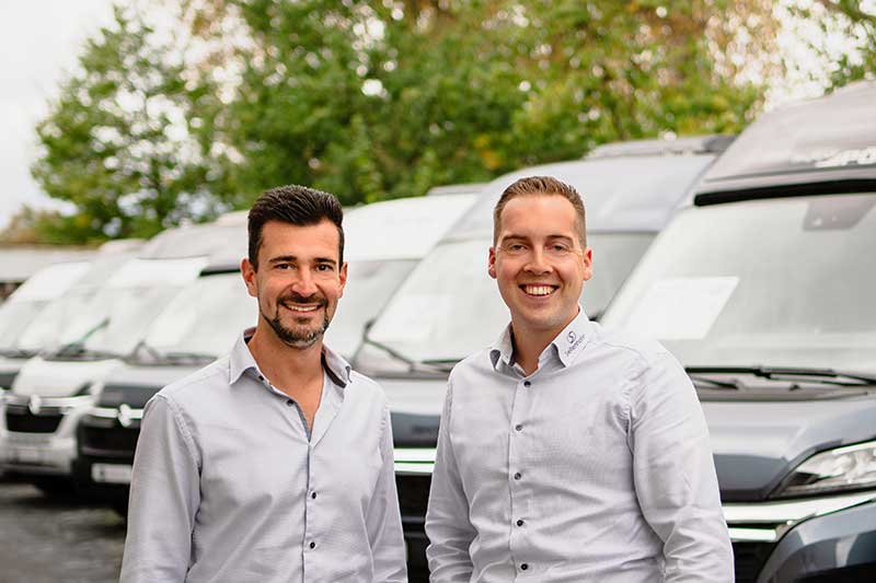 Dominik Gulder und Michael Liebscher vor Wohnmobilen der Seltenhofer Caravaning GmbH